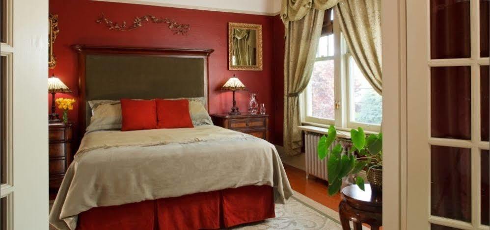 Abbeymoore Manor Bed & Breakfast Victoria Bagian luar foto